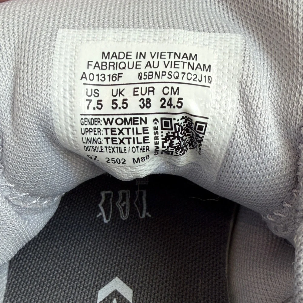 Converse women's Grey and Silver Sneakers size 7.5 - Picture 3 of 10